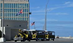 Un train touristique passe devant l'ambassade des États-Unis à La Havane, le 11 janvier 2026 à Cuba ( AFP / ADALBERTO ROQUE )