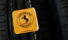Un autocollant avec le logo de Continental sur des pneus