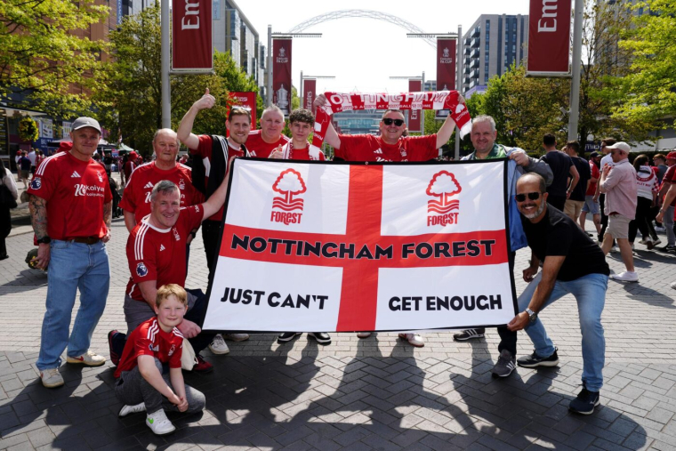 Les supporters de Nottingham Forest bloqués par une cafetière en feu