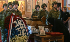 Des membres des forces armées serbes encadrent le cercueil de Ratko Mladic durant l'hommage public rendu à l'église Saint Luc de Belgrade, le 7 septembre 2026  ( AFP / OLIVER BUNIC )