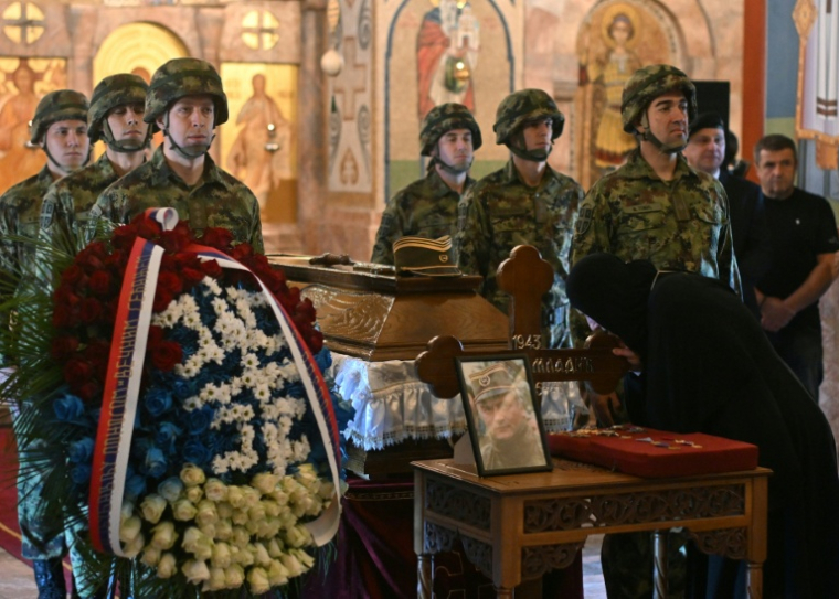 Des membres des forces armées serbes encadrent le cercueil de Ratko Mladic lors de l'hommage public à l'église Saint Luka de Belgrade, le 7 septembre 2026 en Serbie ( AFP / OLIVER BUNIC )