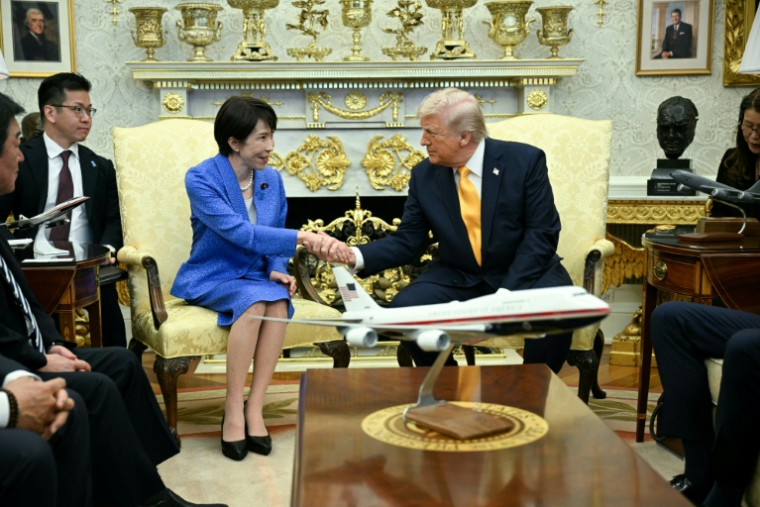 Le président américain Donald Trump serre la main de la Première ministre japonaise Sanae Takaichi lors d'une rencontre dans le Bureau ovale de la Maison Blanche, le 19 mars 2026 à Washington ( AFP / Jim WATSON )
