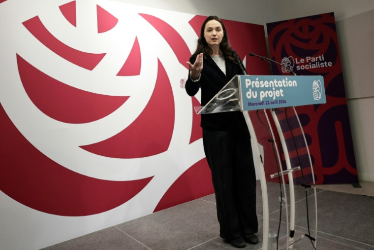 Chloé Ridel présente le projet du PS au siège du parti à Paris le 22 avril 2026 ( AFP / STEPHANE DE SAKUTIN )