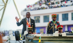 Le président du Gabon Brice Oligui Nguema (g) salue la foule au cours d'une cérémonie dans un stade de Libreville, le 3 mai 2025 ( AFP / Nao Mukadi )
