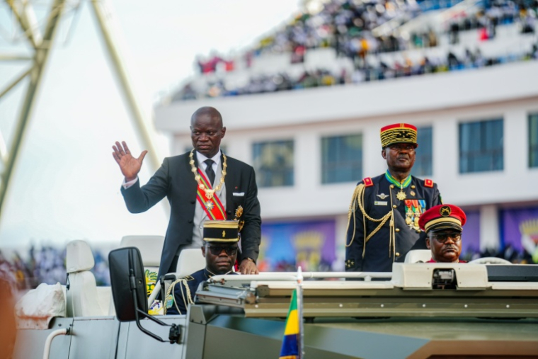 Le président du Gabon, Brice Oligui Nguema, salue la foule lors de sa cérémonie d'investiture le 3 mai 2025, à Akanda près de Libreville ( AFP / Nao Mukadi )