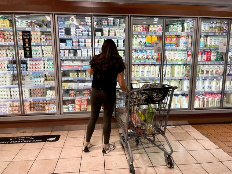 Une femme fait ses courses dans un supermarché de Los Angeles