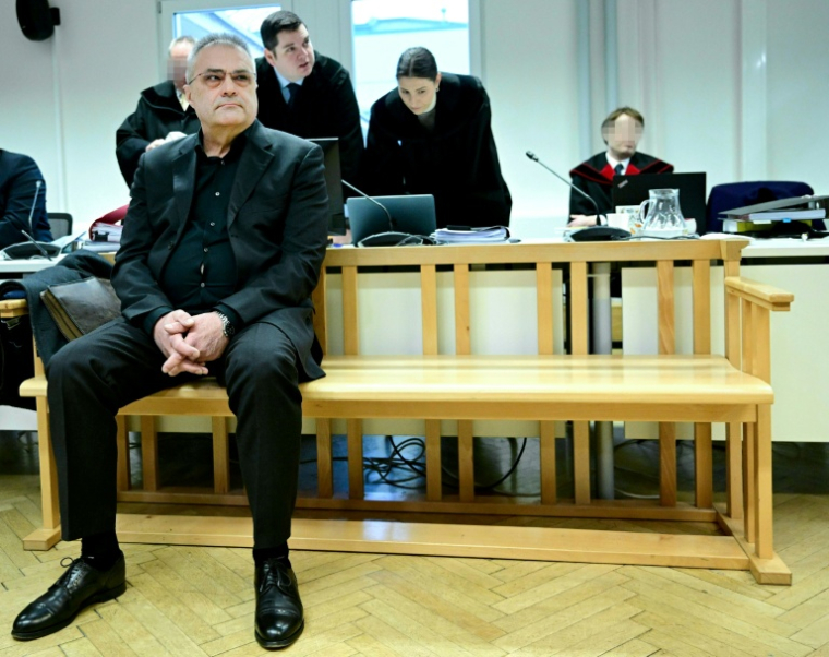 L'ancien agent de renseignement autrichien Egisto Ott est assis devant ses avocats Anna Mair et Michael Ofner au début de son procès devant la cour ciminelle de Vienne le 22 janvier 2026 ( APA / ROLAND SCHLAGER )