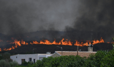 Une feu de forêt se rapproche d'une maison près de Bedar, dans le district de Los Gallardos, dans la province d'Almería, le 10 juillet 2026 en Espagne ( AFP / JOSE JORDAN )