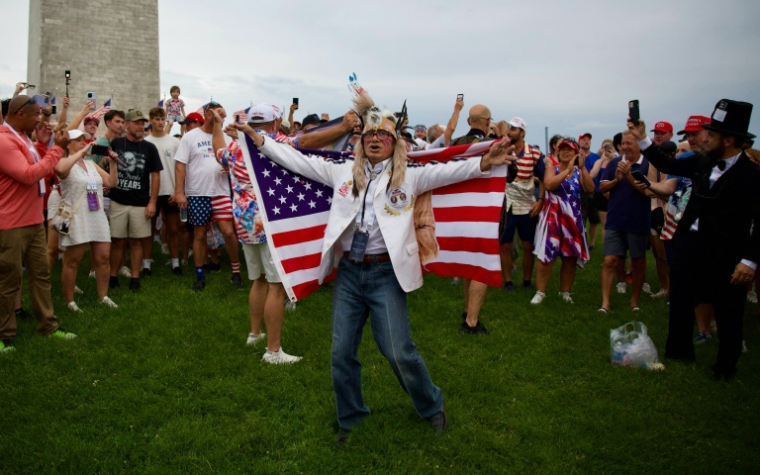 Des spectateurs refusent de quitter les lieux des festivités des 250 ans des Etats-Unis, le 4 juillet 2026 à Washington, malgré un ordre d'évacuation dû à des menaces d'orages ( AFP / Amid FARAHI )