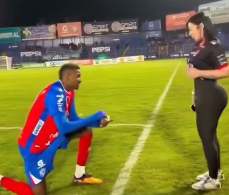 Quand un joueur costaricain demande son amoureuse en mariage sur la pelouse… et annonce leur rupture trois jours plus tard
