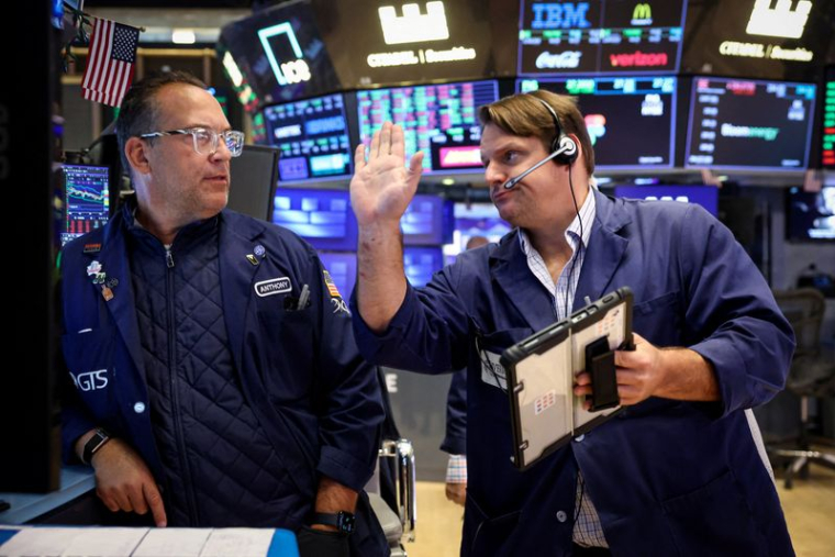 Des traders travaillent dans la salle des marchés de la Bourse de New York (NYSE)