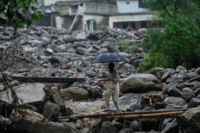 Un villageois traverse un pont de fortune sur le site d'une crue soudaine dans le district de Buner, dans la province de Khyber Pakhtunkhwa, le 18 août 2025 au Pakistan ( AFP / Abdul MAJEED )