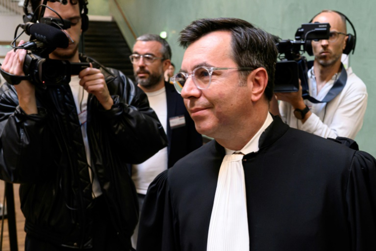 L'avocat d'Adecco, Xavier Vahramian, à l'ouverture du procès de piratage massif des donnée d'Adecco, à Lyon, le 16 juin 2025 ( AFP / JEAN-PHILIPPE KSIAZEK )