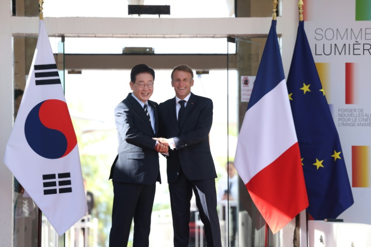 Le président Emmanuel Macron accueille son homologe sud-coréen Lee Jae Myung au "Sommet Lumière" sur l'avenir du cinéma à Saint-Paul-de-Vence, dans les Alpes-Maritimes, le 7 septembre 2026 ( POOL / Valery HACHE )