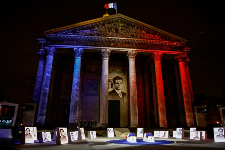 Un portrait de Missak Manouchian sur la façade du Panthéon pendant sa panthéonisation et celle de son épouse Melinee à Paris, le 21 février 2024 ( AFP / Ludovic MARIN )