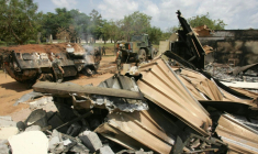 Des soldats français dégagent les décombres du lycée Descartes de Bouaké, le 10 novembre 2004, qui leur servait de base, après un bombardement le 4 novembre 2004, en Côte d'Ivoire ( AFP / PHILIPPE DESMAZES )