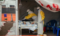 Des membres de Médecins Sans Frontières (MSF), en combinaison de protection, dans la zone d'isolement pour les patients atteints du virus Ebola au Centre de traitement Ebola (CTE) de Munigi, le 2 juin 2026 en RDC ( AFP / Jospin Mwisha )