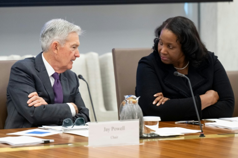 Le président de la Fed, Jerome Powell et Lisa Cook, membre du conseil des gouverneurs, le 25 juin 2025 à Washington ( AFP / SAUL LOEB )