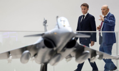 Le président français Emmanuel Macron et Eric Trappier, président-directeur général de Dassault Aviation, devant la maquette d'un Rafale
