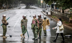 Des policiers bloquent l'accès à une route menant au quartier central des affaires avant d'éventuelles manifestations de la Journée Saba Saba à Nairobi, le 7 juillet 2025 au Kenya ( AFP / Luis TATO )