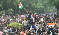 Des partisans du "Parti du peuple des cafards" (CJP) manifestent pour réclamer la démission du ministre de l'Éducation, en raison de fraudes présumées aux examens universitaires, le 20 juillet 2026 à New Delhi, en Inde ( AFP / Arun SANKAR )