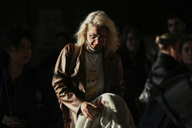 Delphine Daviet, la mère de Lola, arrive à la cour d'assises de Paris pour le procès de Dahbia Benkired, le 17 octobre 2025 ( AFP / JULIEN DE ROSA )