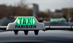 Des chauffeurs de taxi français bloquent une rocade lors d'une manifestation, à Paris