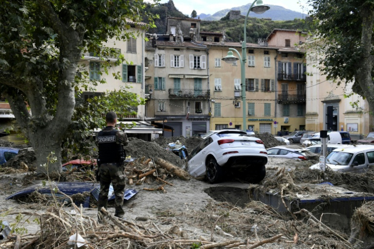 Un gendarme se tient au milieu des dégâts laissés par un tempête, le 4 octobre 2020 à Breil-sur-Roya, dans les Alpes-Maritimes ( AFP / NICOLAS TUCAT )