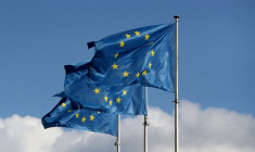 Des drapeaux de l'Union européenne flottent devant le siège de la Commission européenne à Bruxelles