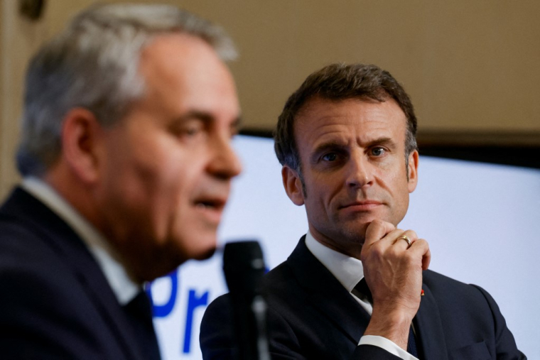 Le président de la région Hauts-de-France Xavier Bertrand et le président de la République Emmanuel Macron, le 12 mai 2023 à Dunkerque. ( POOL / PASCAL ROSSIGNOL )