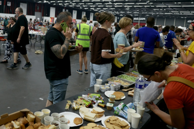 Des personnes évacuées à cause des incendies accueillies au Parc des Expositions de Bordeaux, le 25 juillet 2026 ( AFP / ALAIN JOCARD )