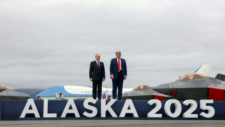 Photographie distribuée par l'agence de presse russe Spoutnik montrant Donald Trump et Vladimir Poutine posant sur la base militaire d'Elmendorf-Richardson, à Anchorage en Alaska, le 15 août 2025 ( POOL / Gavriil GRIGOROV )