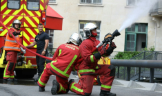 Un pompier de Paris actionne une nouvelle lance à incendie dite "diphasique" lors d'une présentation à la presse à la caserne Champerret à Paris, le 26 juin 2025 ( AFP / Thomas SAMSON )