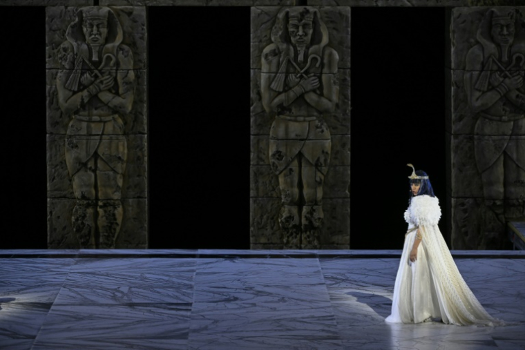 Emanuela Pascu (G), la soliste interprétant le rôle d'Amneris, sur la scène installée sur la pelouse du stade de Metz lors d'une répétition de l'opéra "Aïda" de Verdi, le 4 juin 2025 ( AFP / Jean-Christophe VERHAEGEN )