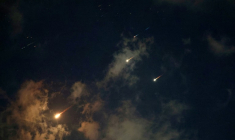 Le ciel de Netanya, sur la côte d'Israël, pendant une attaque de missiles iraniens le 17 juin 2025 ( AFP / JACK GUEZ )