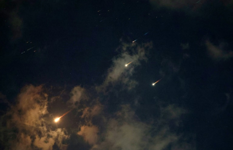 Le ciel de Netanya, sur la côte d'Israël, pendant une attaque de missiles iraniens le 17 juin 2025 ( AFP / JACK GUEZ )