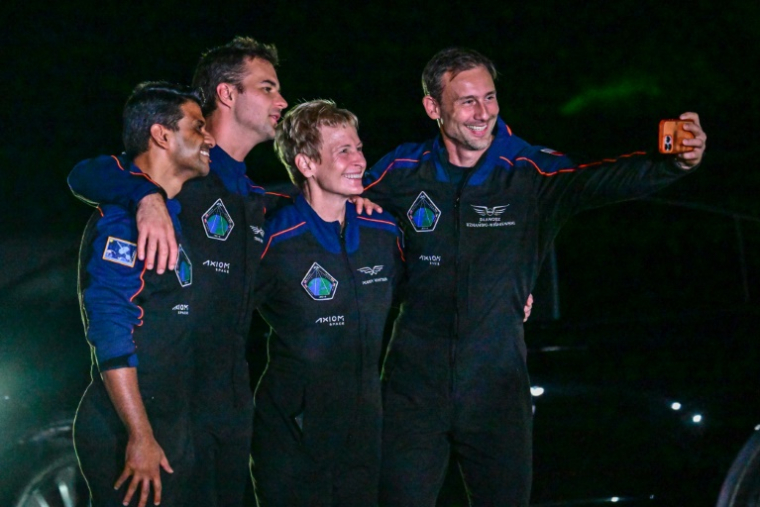 (g-d) Les astronautes indien Shubhanshu Shukia, hongrois Tibor Kapu, américaine Peggy Whitson et polonais Slawosz Uznanski-Wisniewski, membres de la mission privée Axiom 4 avant leur décollage à Cap Canaveral, en Floride, le 24 juin 2025 ( AFP / Giorgio VIERA )