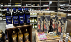 Des bouteilles de vins européens sont exposées sur une étagère d'un magasin Cost Plus World Market, le 13 mars 2025 à Greenbrae (Californie). ( GETTY IMAGES NORTH AMERICA / JUSTIN SULLIVAN )