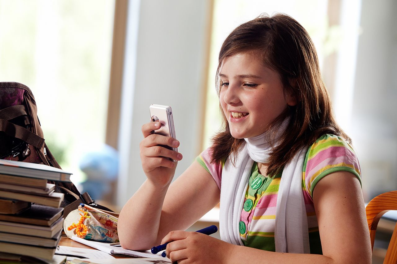 (Crédits photo : Adobe Stock - Jeune fille consultant ses comptes sur son appli bancaire )