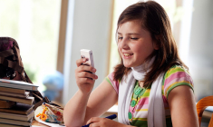 (Crédits photo : Adobe Stock - Jeune fille consultant ses comptes sur son appli bancaire )