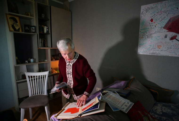 Lioudmila Vassielieva, 84 ans, à Saint-Petersbourg le 20 mai, doit être jugée pour avoir réclamé la "paix" en pleine offensive russe en Ukraine ( AFP / Olga MALTSEVA )