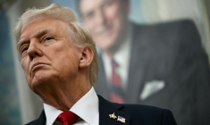 Le président Donald Trump dans le bureau ovale à la Maison Blanche, à Washington le 30 septembre 2025 ( AFP / Brendan SMIALOWSKI )
