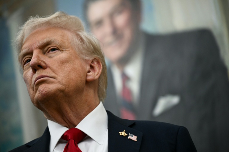 Le président Donald Trump dans le bureau ovale à la Maison Blanche, à Washington le 30 septembre 2025 ( AFP / Brendan SMIALOWSKI )