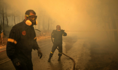Des pompiers grecs tentent d’éteindre un incendie de forêt dans la région de Porto Germeno, à quelque 70 kilomètres au nord-ouest d’Athènes, dans la région de la Viotia, le 2 août 2026 ( AFP / Angelos TZORTZINIS )
