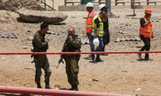 Des membres des forces de sécurité israéliennes sur un site frappé par un tir iranien à Ashdod, dans le sud d'Israël, le 23 juin 2025 ( AFP / GIL COHEN-MAGEN )