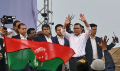 Tarique Rahman (2e d), président par intérim du Parti nationaliste du Bangladesh (BNP) et fils de l'ancienne cheffe du gouvernement Khaleda Zia, salue ses partisans lors d'un rassemblement après son arrivée à Dacca, le 25 décembre 2025 au Bangladesh ( AFP / MUNIR UZ ZAMAN )