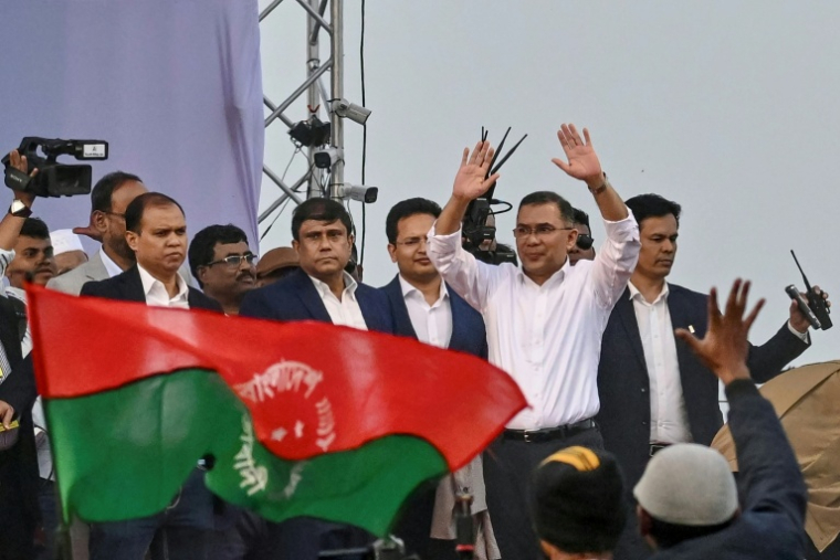 Tarique Rahman (2e d), président par intérim du Parti nationaliste du Bangladesh (BNP) et fils de l'ancienne cheffe du gouvernement Khaleda Zia, salue ses partisans lors d'un rassemblement après son arrivée à Dacca, le 25 décembre 2025 au Bangladesh ( AFP / MUNIR UZ ZAMAN )