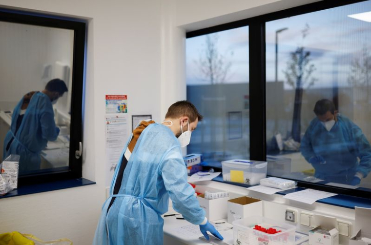 CORONAVIRUS: NEUF CAS DE CONTAMINATION PAR OMICRON IDENTIFIÉS EN FRANCE