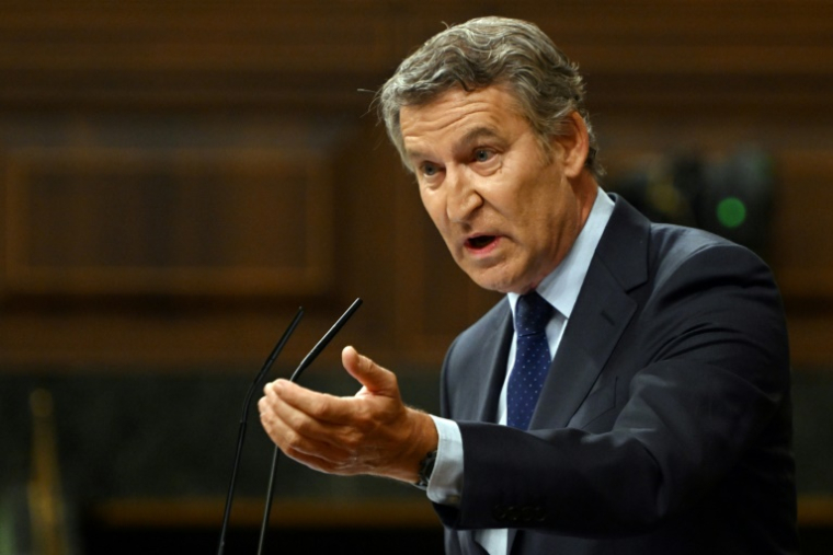 Le leader du Parti populaire (PP), Alberto Nunez Feijóo, lors d'une séance plénière au Parlement espagnol à Madrid, le 9 juillet 2025, sur les affaires de corruption affectant le Parti socialiste espagnol (PSOE) ( AFP / JAVIER SORIANO )