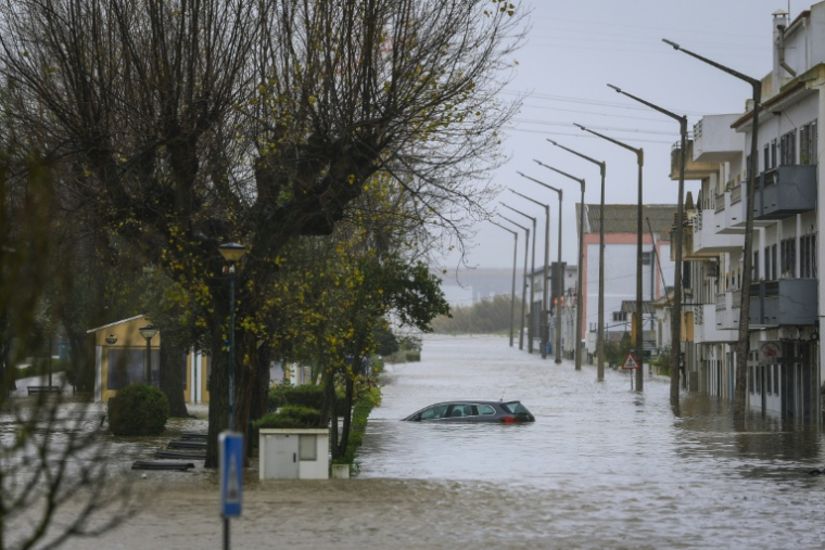 Une voiture submergée dans une rue inondée d'Alcacer do Sal lors de la Dépression Leonardo, le 4 février 2026 dans le sud du Portugal ( AFP / PATRICIA DE MELO MOREIRA )